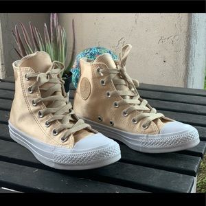 BNWOT Converse AllStar Chuck Satin Parchment Hi